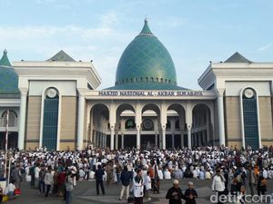 60 Ribu Warga Surabaya Salat Idul Fitri di Masjid Al Akbar
