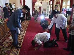 Halalbihalal di Istana: Warga Antre Salaman hingga Sujud Depan Jokowi Halalbihalal di Istana: Warga Antre Salaman hingga Sujud Depan Jokowi