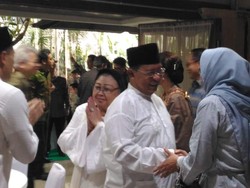Putih-putih Bareng Istri, Darmin Gelar Open House Lebaran Pertama