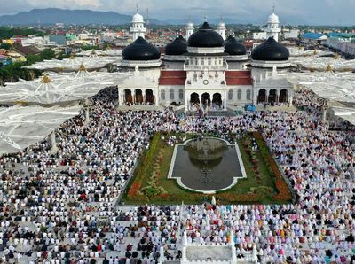 Khusyuknya Umat Muslim Salat Id di Penjuru Nusantara