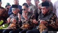 SBY, AHY dan Ibas Kompak Berbatik Saat Ziarah ke Makam Ani Yudhoyono