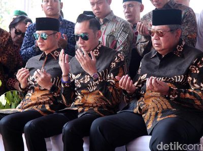 SBY, AHY dan Ibas Kompak Berbatik Saat Ziarah ke Makam Ani Yudhoyono
