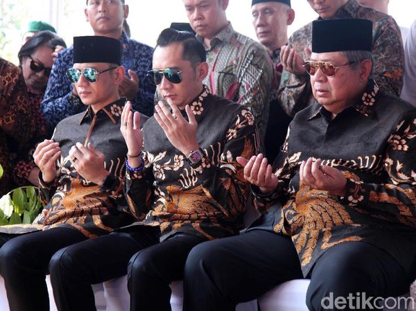 SBY, AHY dan Ibas Kompak Berbatik Saat Ziarah ke Makam Ani Yudhoyono