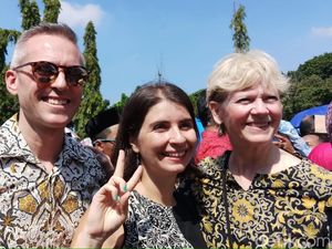 Demi Bertemu Jokowi, Bule Ini Rela Panas-panasan Antre Open House Demi Bertemu Jokowi, Bule Ini Rela Panas-panasan Antre Open House