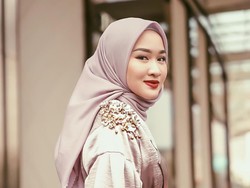 5 Tutorial Hijab Segi Empat yang Simpel Hingga Syari