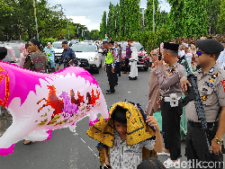 Kisah Polisi yang Tak Ikut Salat Id Demi Jaga Kendaraan Jemaah