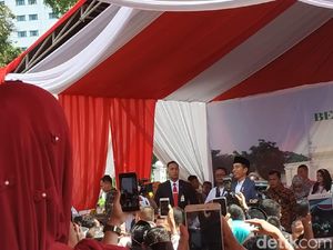 Jokowi Sapa Warga di Monas: Terima Kasih, Fotonya Bareng-bareng