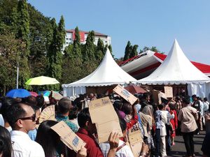 Warga yang Hendak ke Open House Jokowi Mulai Antre di Monas