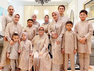 Gaya Lebaran Para Selebriti hingga Krisdayanti Bagi-bagi THR