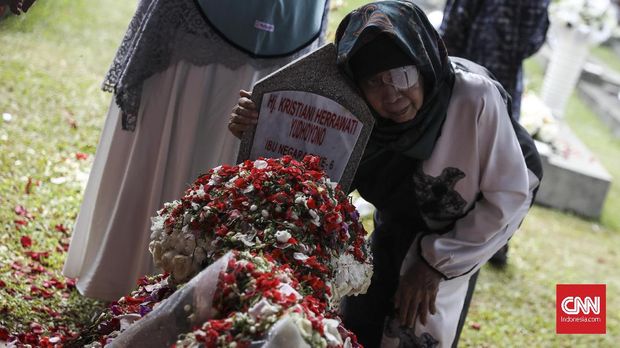Setumpuk Doa dan Kembang di Pusara Ani 'Flamboyan' Yudhoyono