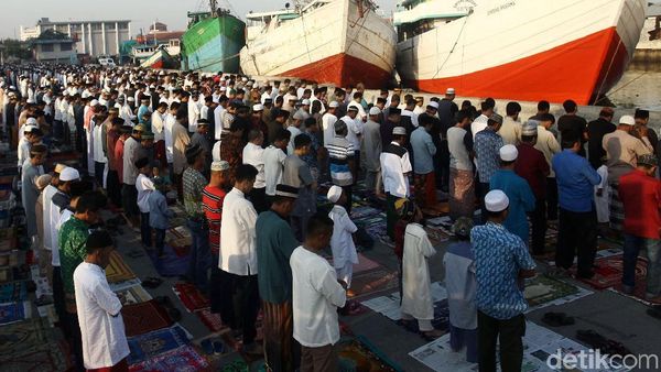 Khusyuknya Salat Idul Fitri di Pelabuhan Sunda Kelapa