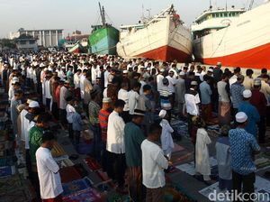 Khusyuknya Salat Idul Fitri di Pelabuhan Sunda Kelapa