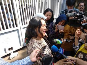 Lebaran, Mertua Bawakan Papeda untuk Eks Bupati Banggai yang Ditahan KPK Lebaran, Mertua Bawakan Papeda untuk Eks Bupati Banggai yang Ditahan KPK