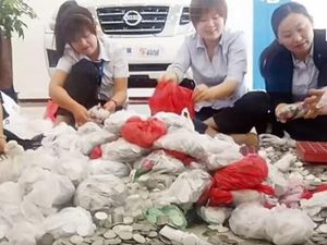 Pria Ini Beli Mobil dengan 66 Kresek Berisi Uang Koin Pria Ini Beli Mobil dengan 66 Kresek Berisi Uang Koin