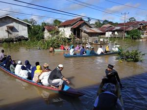 Diterjang Banjir, Warga Kapuas Hulu Kalbar Salat Id Naik Perahu