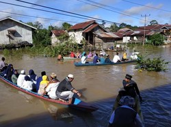 Diterjang Banjir, Warga Kapuas Hulu Kalbar Salat Id Naik Perahu