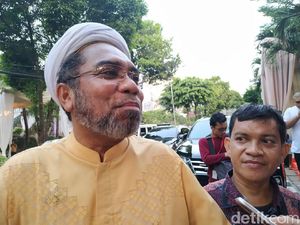 Ngabalin vs Eks Staf KSP soal Tuduhan ke AS Pakai Uang Pelicin Ngabalin vs Eks Staf KSP soal Tuduhan ke AS Pakai Uang Pelicin