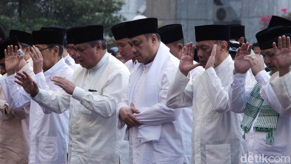 Perry Warjiyo, Agus Marto dan Boediono Salat Id di Gedung BI
