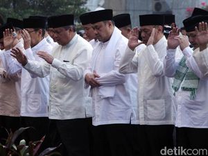 Perry Warjiyo, Agus Marto dan Boediono Salat Id di Gedung BI Perry Warjiyo, Agus Marto dan Boediono Salat Id di Gedung BI