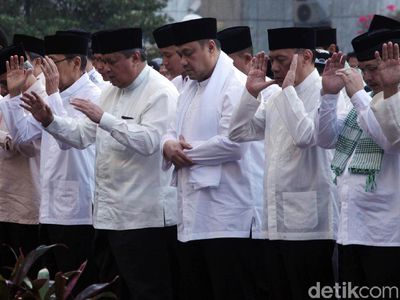 Perry Warjiyo, Agus Marto dan Boediono Salat Id di Gedung BI