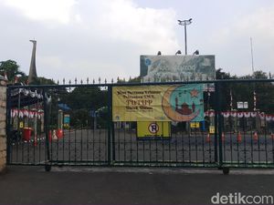 Kecewa Ragunan Tutup Hari Pertama Lebaran, Pengunjung Foto di Gerbang
