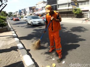 Melihat Aksi Pasukan Oranye Tangani Sampah di Hari Lebaran