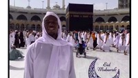 Paul Pogba memberi ucapan untuk Hari Raya Idul Fitri kepada penggemarnya. Dia mengunggahnya dalam sebuah gif. (Foto: Twitter)