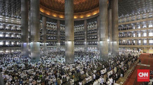 Jamaah melakukan Shalat Id di Masjid Istiqlal, Jakarta, Rabu (5/6/2019). Umat Islam di Indonesia merayakan datangnya Idul Fitri 1 Syawal 1440 H pada hari ini. (CNN Indonesia/Adhi Wicaksono)