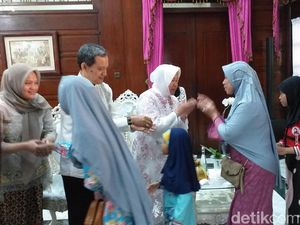 Gelar Open House, Risma Bagikan Bola Sampai Kursi Roda ke Anak-anak