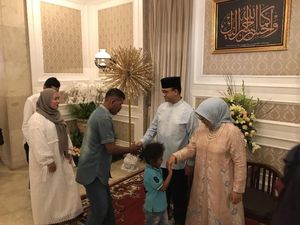 Anies Gelar Open House, Warga Antre hingga Luar Pagar Rumah Dinas Anies Gelar Open House, Warga Antre hingga Luar Pagar Rumah Dinas