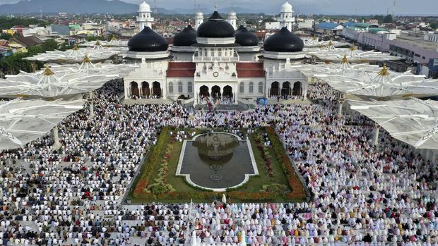 Umat muslim memadati Masjid Raya Baiturrahman untuk melaksanakan ibadah shalat Id atau sembahyang hari Raya Idul Fitri di Banda Aceh, Aceh, Rabu (5/6/2019). Mayoritas umat muslim di seluruh Indonesia merayakan Hari Raya Idul Fitri 1440 Hijriah (1 Syawal 1440 H) sesuai dengan jadwal yang ditentukan Pemerintah. (ANTARA FOTO / Irwansyah Putra/hp.