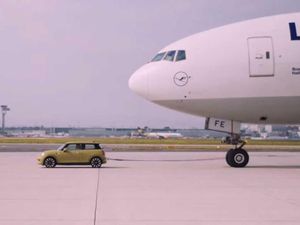 Mobil Listrik MINI Mampu Tarik Badan Pesawat