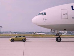 Mobil Listrik MINI Mampu Tarik Badan Pesawat