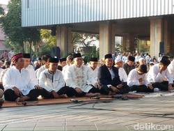 Usai Salat Id, Anies Silaturahmi dengan Warga di Balai Kota