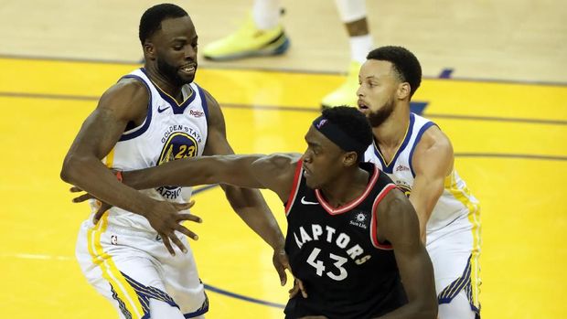 Stephen Curry dan Draymond Green gagal membawa Golden State Warriors menang atas Raptors.