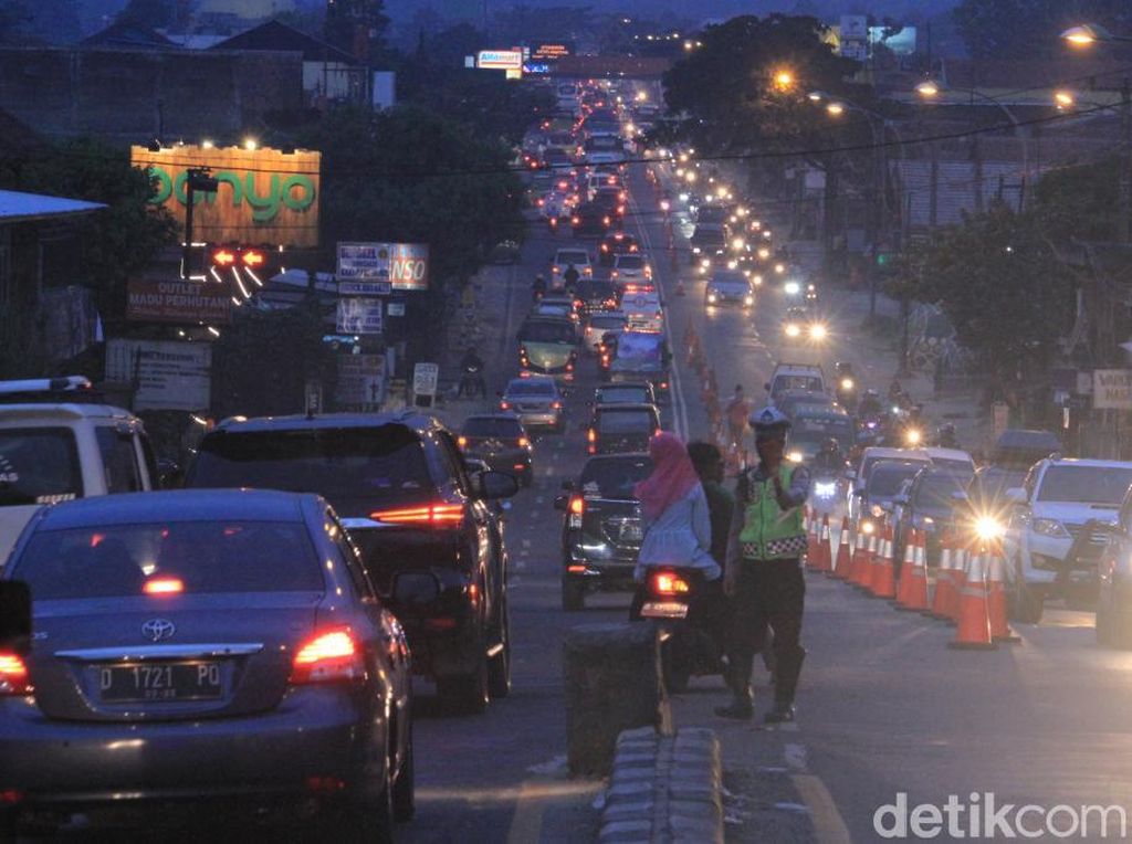 Lalin di Nagreg arah Garut Macet 3 Km, Polisi Berlakukan One Way Lalin di Nagreg arah Garut Macet 3 Km, Polisi Berlakukan One Way