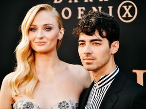 Potret Kebahagiaan Sophie Turner-Joe Jonas usai Gelar Pesta Pernikahan Potret Kebahagiaan Sophie Turner-Joe Jonas usai Gelar Pesta Pernikahan