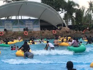 Byur! Serunya Main Air di Kaki Gunung Guntur