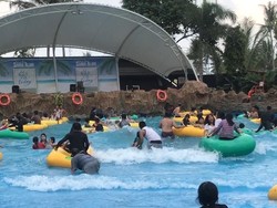 Byur! Serunya Main Air di Kaki Gunung Guntur