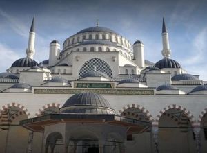 Primadona di Atas Bukit Kota Istanbul, Turki