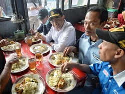 Momen Menhub Ajak Sopir Bus Makan Bareng di Kampung Rambutan