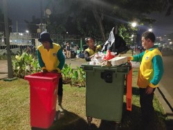 Cerita Mereka yang Sigap Jaga Kebersihan Monas di Libur Lebaran