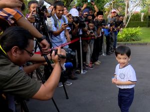 Lucunya... Saat Jan Ethes Berikan Keterangan Pers kepada Media