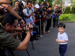 Lucunya... Saat Jan Ethes Berikan Keterangan Pers kepada Media