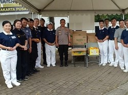 Apresiasi Situasi DKI Kondusif, Yayasan Budha Bagikan Makanan ke Brimob