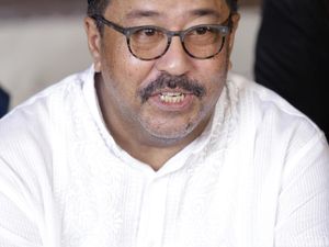 Sepekan Dievakuasi karena Banjir, Mak Nyak Dipulangkan Si Doel ke Rumah Sepekan Dievakuasi karena Banjir, Mak Nyak Dipulangkan Si Doel ke Rumah