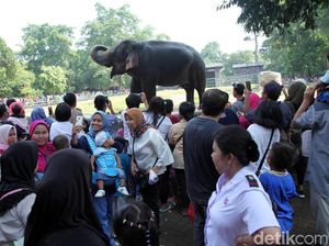 Pengunjung Padati Ragunan