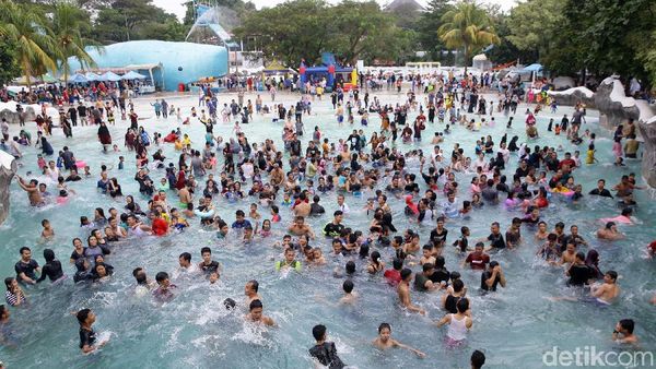 Serunya Bermain Air di SnowBay Waterpark TMII