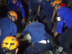 Dramatis! Detik-detik Seorang Pria Dievakuasi dari Selokan