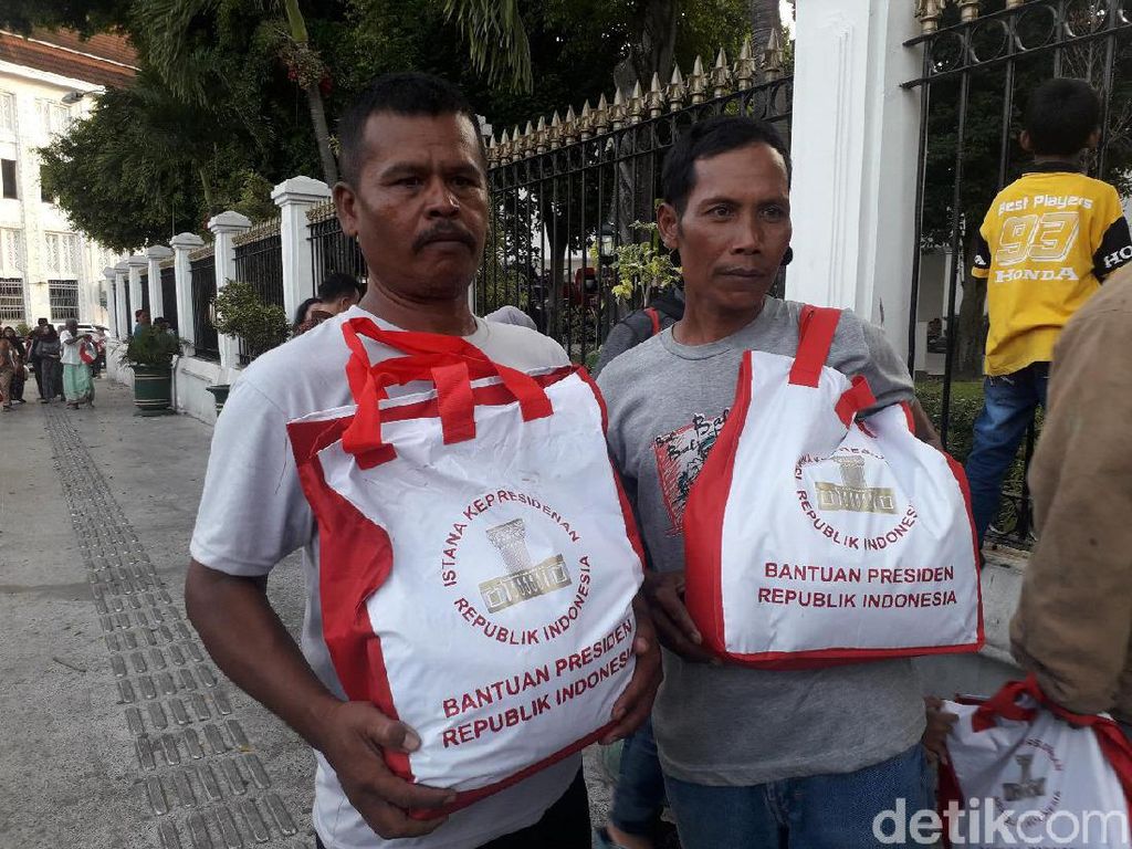Jokowi Bagi-bagi Paket Sembako dan Kaus di Yogya Jokowi Bagi-bagi Paket Sembako dan Kaus di Yogya
